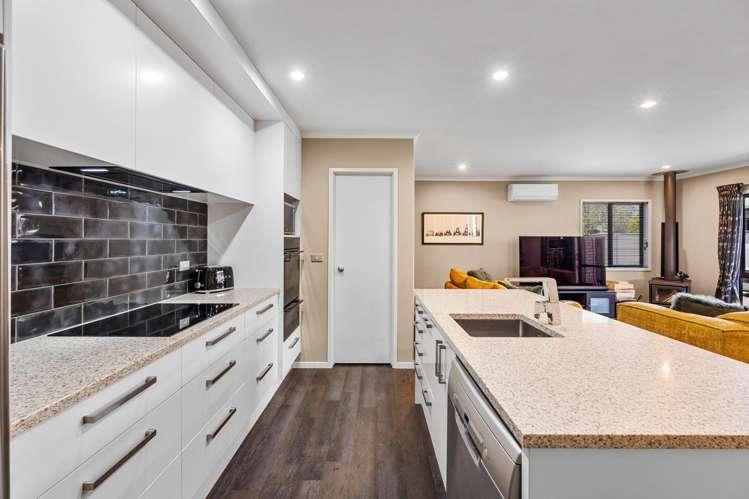 11 Lewis Way Poraiti_4