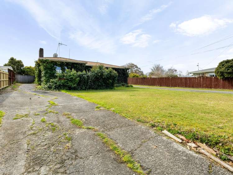 9 and 9A Mabian Crescent Deanwell_11