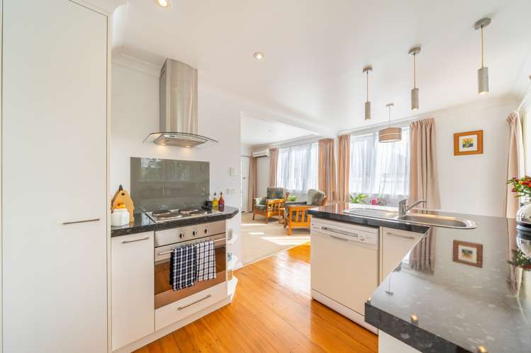 2/32 Bay Street Petone_14