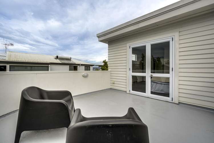 2/8 Meeanee Quay Westshore_11