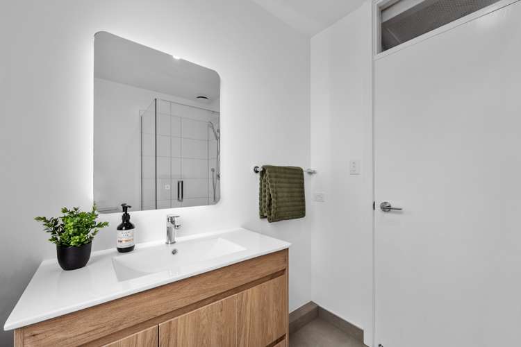 25 Mayfair Crescent Mairangi Bay_12