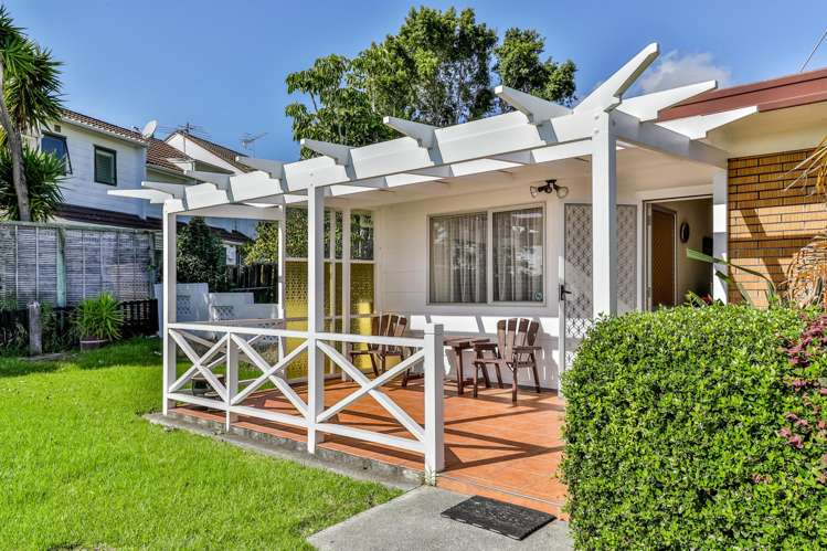 2/5 Vivian Wilson Drive Eastern Beach_2