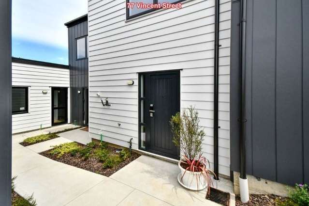 Boutique Al Fresco Living: Modern 2-Bedroom Sa...