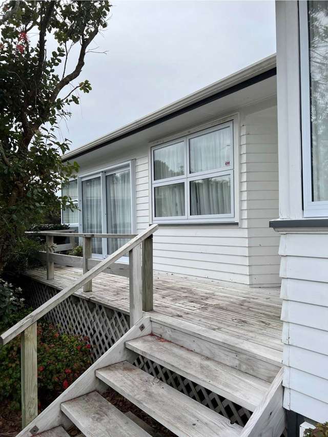 11 James Scott Place Te Atatu South_1