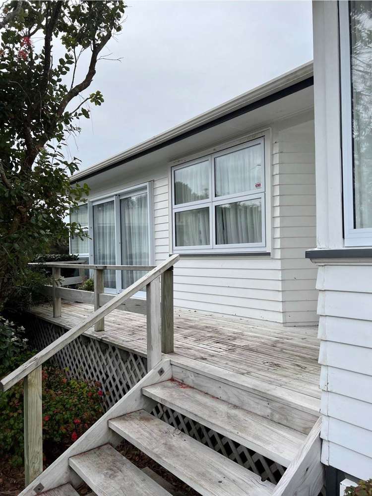 11 James Scott Place Te Atatu South_1