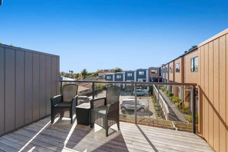 2/694 Whangaparaoa Road_4