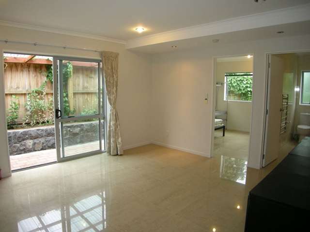 **2 Bedroom Flat -Mt Albert | Great School