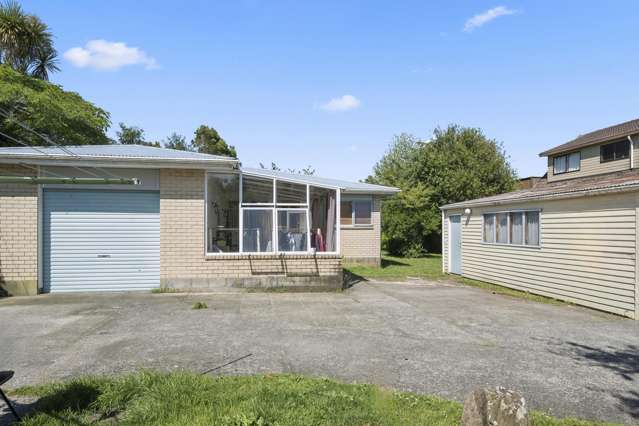 Holdens Bay Dual Living – Family, Income & More