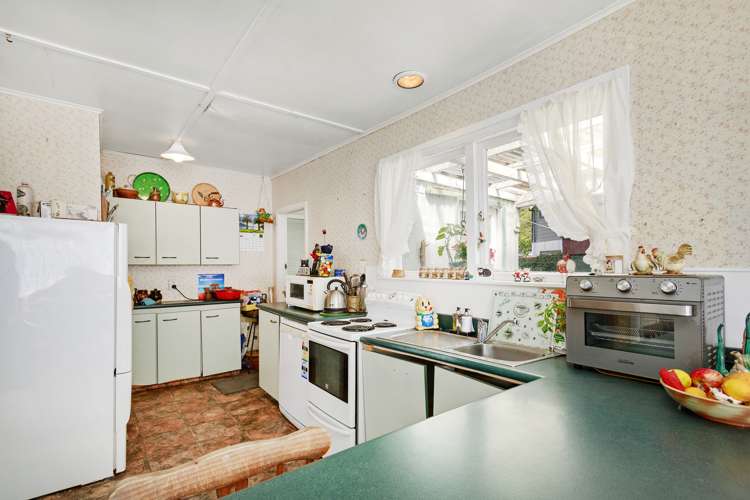 2 Burke Grove Naenae_13