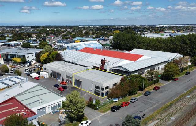 Flexible Hornby Warehouse: High-Stud & Well-Equipped