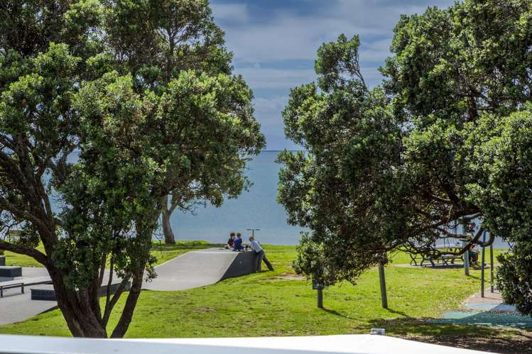 4/6 Beach Front Lane Browns Bay_4