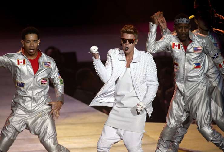 OneRoof's Catherine Smith was checking out luxury resorts at the same time Justin Bieber is rumoured to be having a round of golf at Tara Iti. Video / Ryan Bridge TODAY