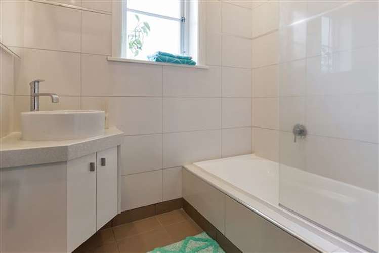 19 Achilles Crescent Narrow Neck_10