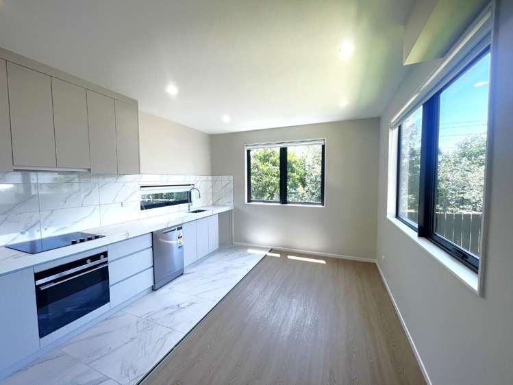 B/54 Royal View Road Te Atatu South_1