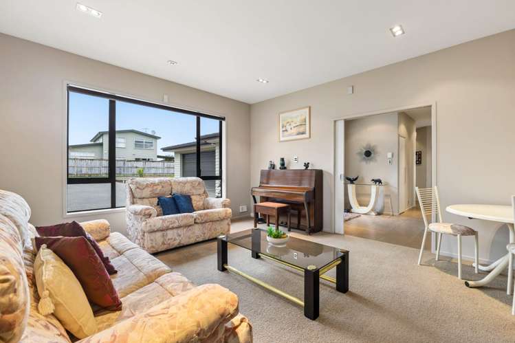 8 Brechin Place Wattle Downs_14