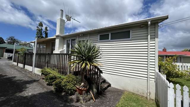 Lovely 3-Bedroom Home in Blockhouse Bay - Prime Location!