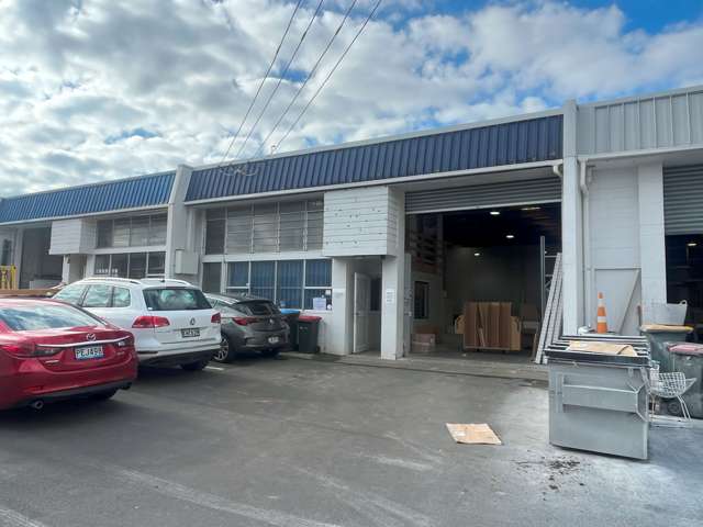 Secure 199sqm industrial unit – St Johns