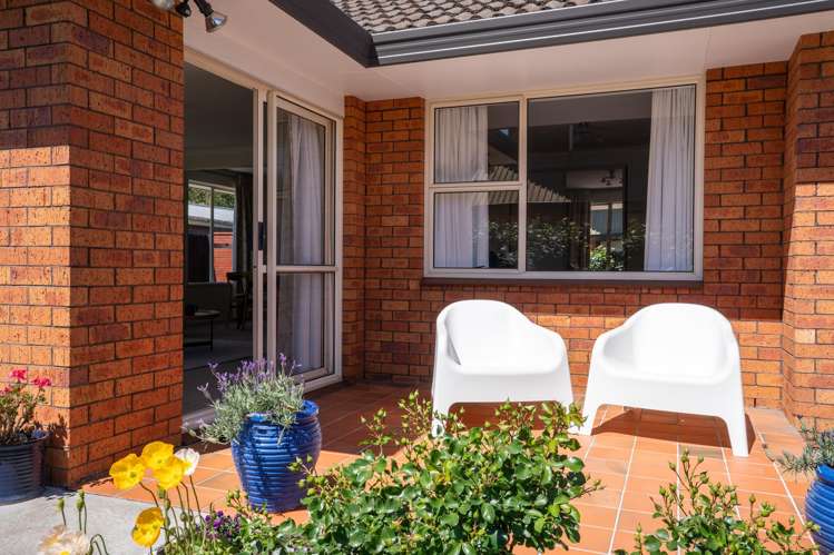 2/3 Cottesmore Close Burnside_23