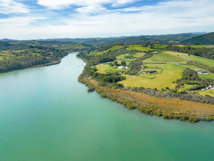 22/2958 State Highway 10 Paewhenua Island_19