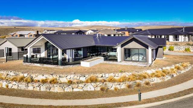 Views to Love & Spacious Living: Lake Tekapo