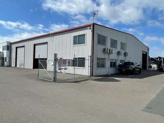 Industrial warehouse and office - Easy access off Hewletts Road