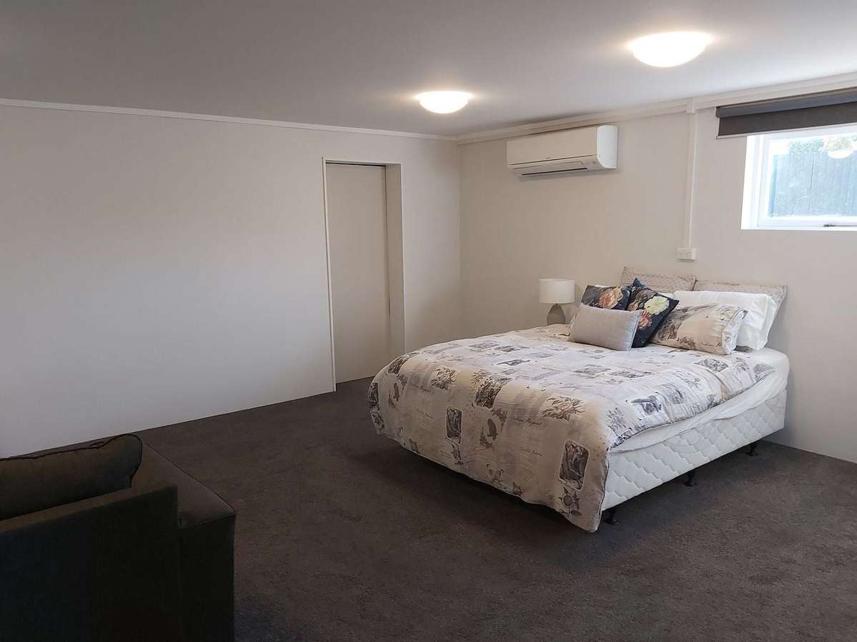 Tidy studio unit in good location 4