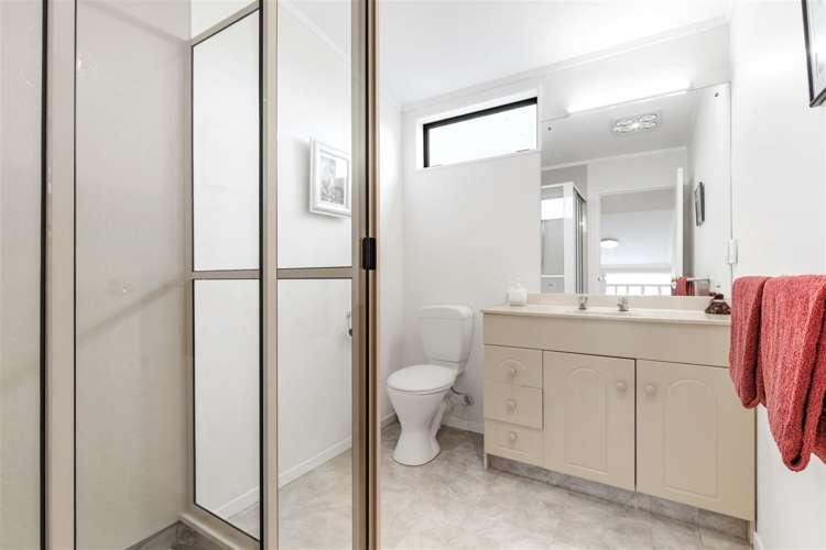 2/6 Pinewood Grove Botany Downs_13