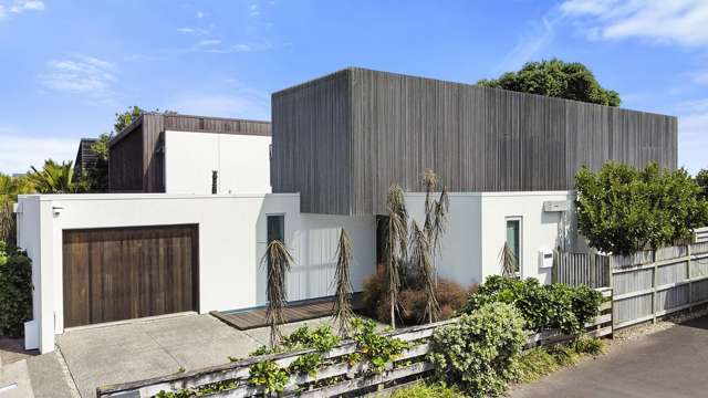 AWARD WINNING ARCHITECTURE IN SUPREME LOCATION