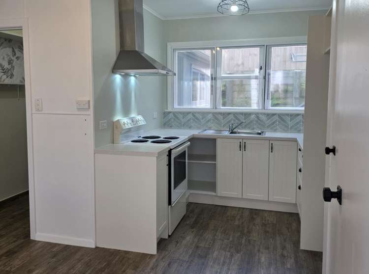 8A Devon Place Cannons Creek_1