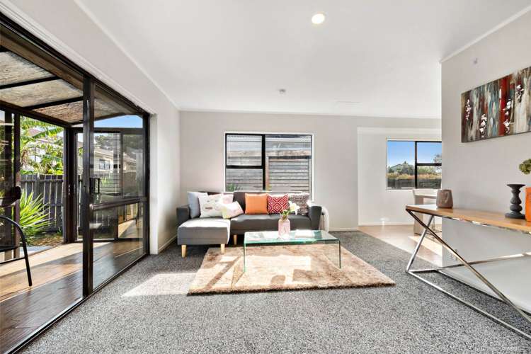 2/32 Kennington Drive Clendon Park_5