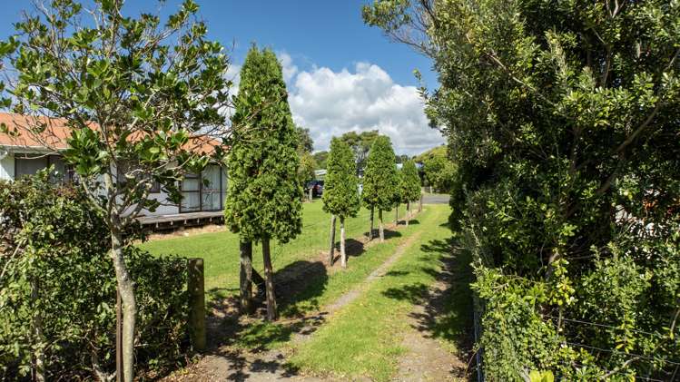 8 Katrin Place Mahanga_24
