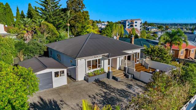 Charming 1930s Bungalow - Waitakere Ranges in view