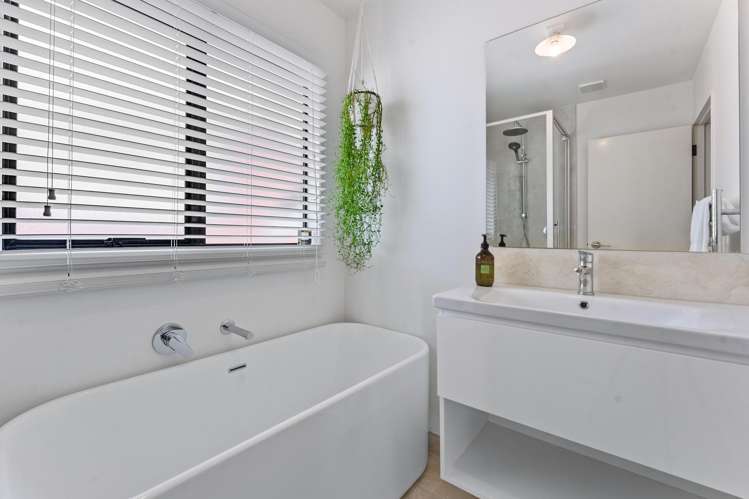 2/9 Hogans Road Glenfield_11