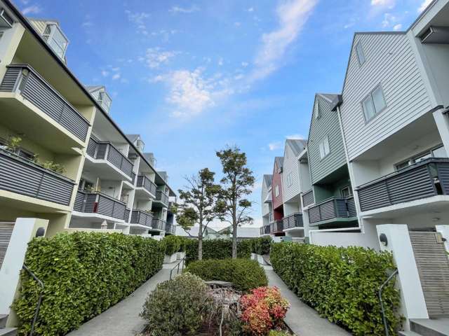 City-fringe apartment in a secure complex with a pool, gym and parking