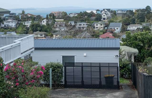2 bedroom unit in the heart of Stanmore Bay