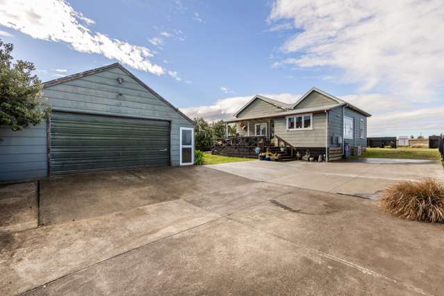 Four car garaging and 959m2 (approx) section