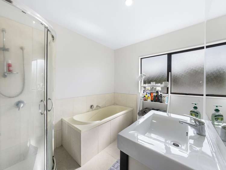 33 Riverglade Parkway Te Atatu South_16