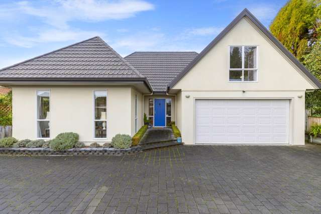 Must Be Sold. Lakefront Lifestyle in Minutes