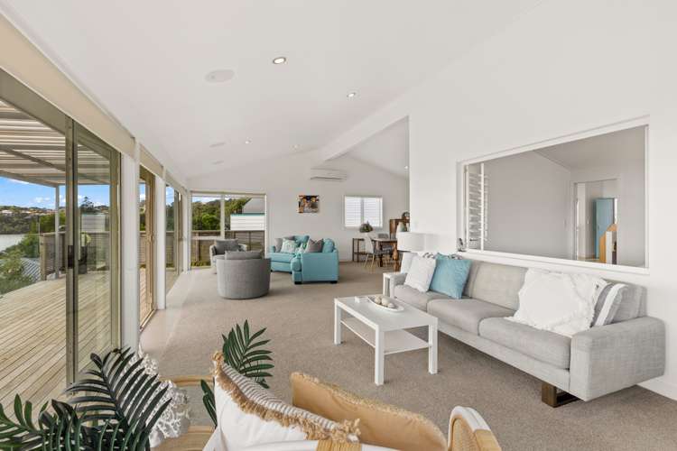 4 Piccadilly Circus Snells Beach_10