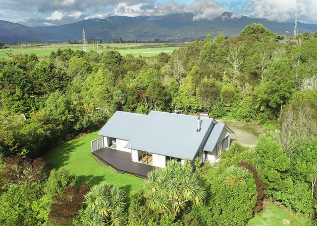 Modern Country Living: Spacious Home on 1.24 Ha