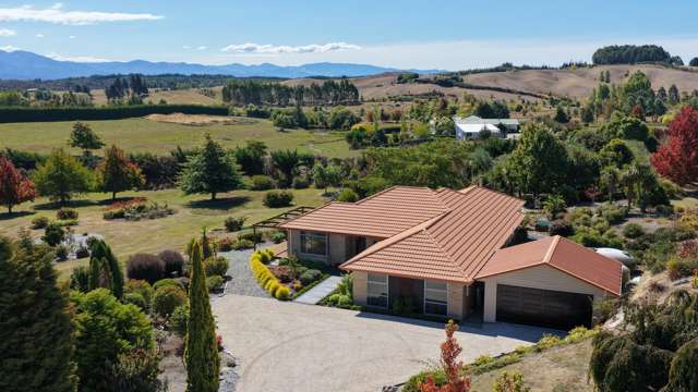 Lifestyle Retreat with Panoramic Mt Arthur Views