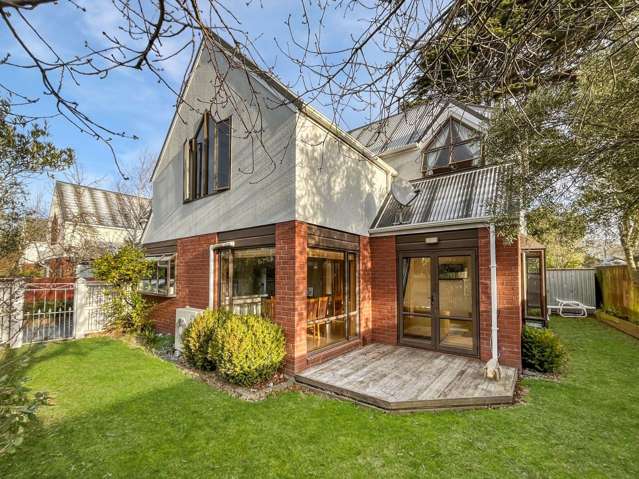 STUDENT ACCOMODATION 2027 - SPACIOUS THREE BEDROOM TOWNHOUSE, HEAT PUMP, DOUBLE GARAGE