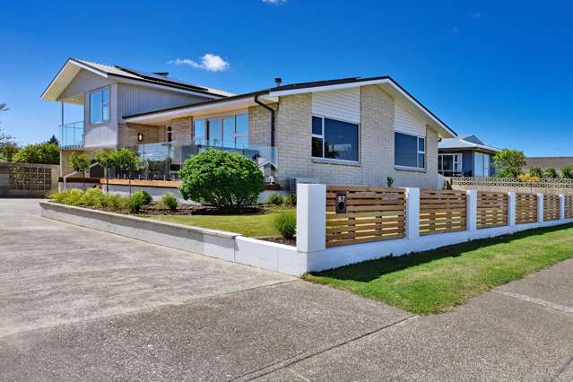 Space, sun & seamless indoor–outdoor living