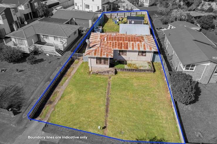 The rundown Imrie Avenue home, in Mangere, Auckland, sold at auction for <img.01m. Photo / Supplied