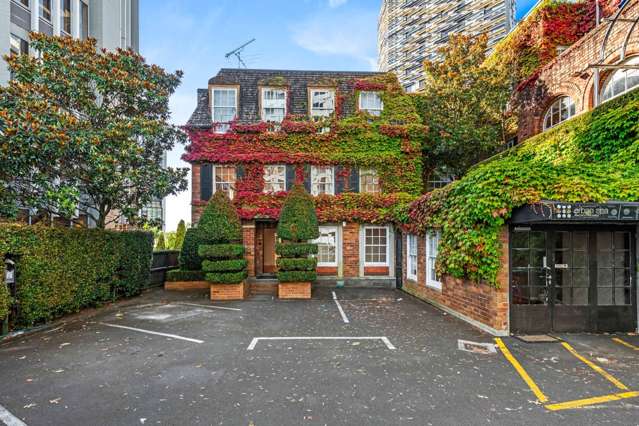 BEAUTIFUL RENOVATED SPACE IN THE CITY