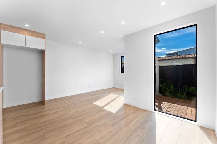 8D Rowan Terrace Te Atatu South_9