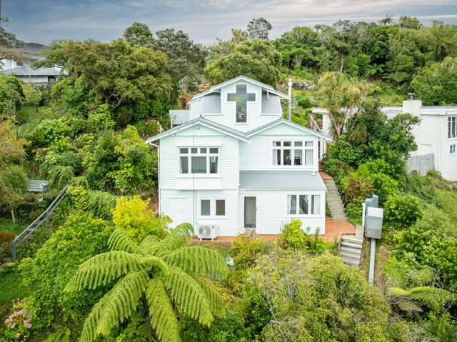 PRIVATE HIDEAWAY WITH SUN & VIEWS IN CITY-END KARORI