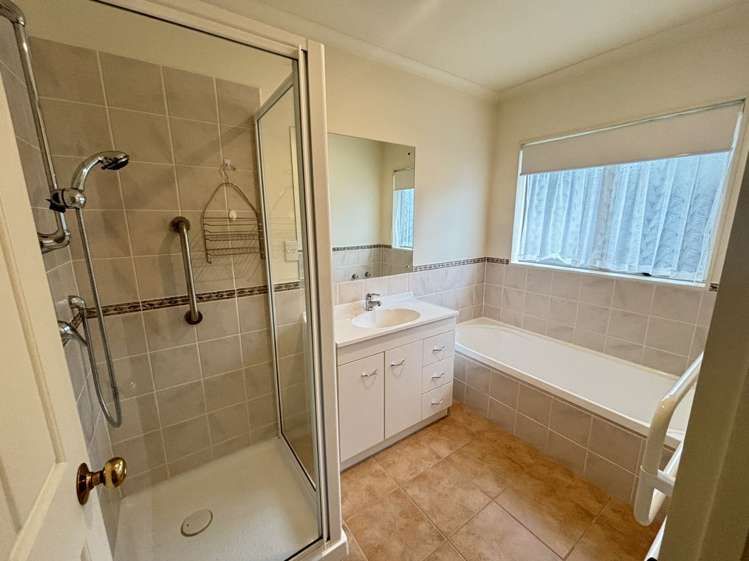 8 Rosebay Rise Henderson_13