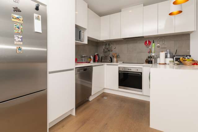 303C/26 Racecourse Parade 10016_4