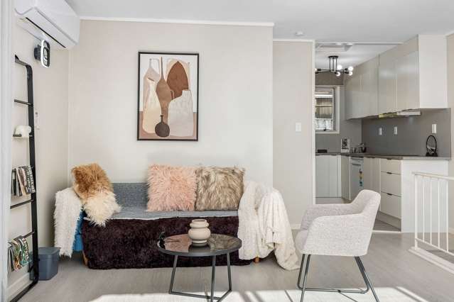 Tidy and bright 3 bed home. Awesome location!
